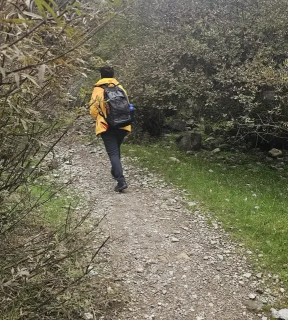 Doğada ağaç altında şamanik davul yapım atölyesi