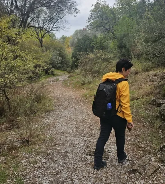 Katılımcılar orman içinde davullarını yapıyor