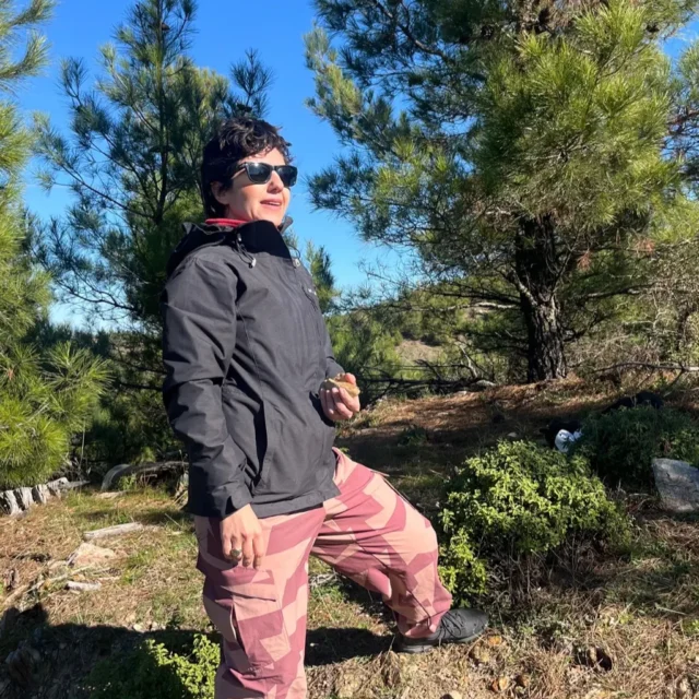 Şamanik altar üzerinde kristaller, taşlar ve kutsal objeler yakın çekim