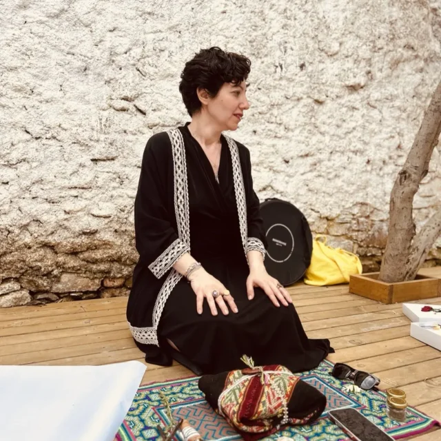 Özbilen Duygu siyah kaftanıyla mesa önünde huzurlu oturuş