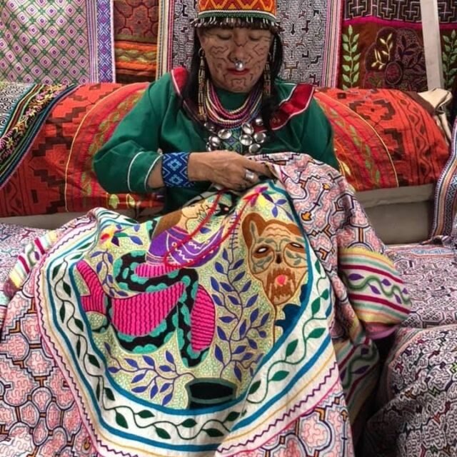 Yaşlı şaman kadın despacho sunusu hazırlıyor